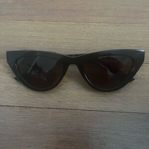 Chic Black Cat-Eye Sunglasses